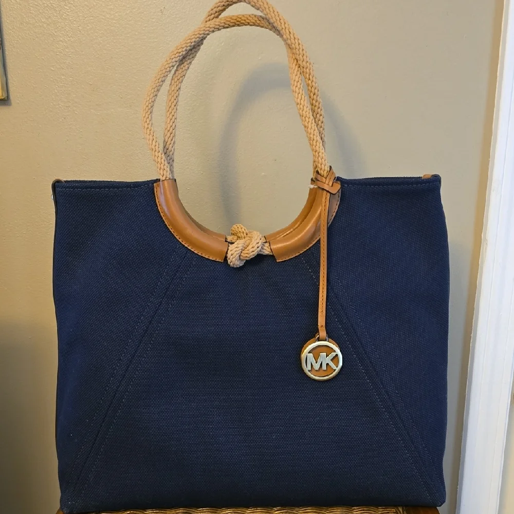 Michael Kors Isla Shoulder Tote, Handbag NWT - Picture 1 of 8
